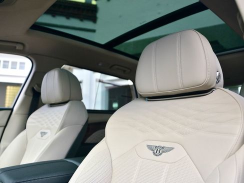 Used 2023 Bentley Bentayga Extended Wheelbase AWD/4WD image 11