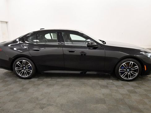 Used 2024 BMW 540i xDrive w/ Premium Package image 9