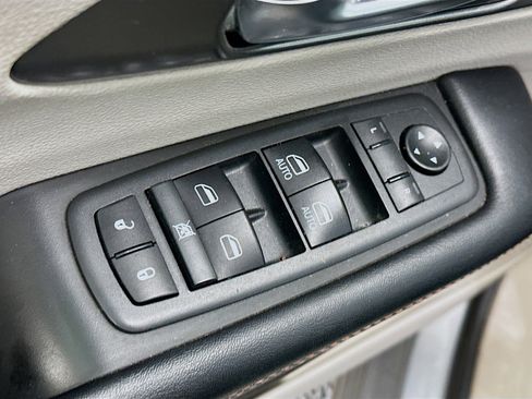 Used 2020 Chrysler Pacifica Touring-L FWD image 15