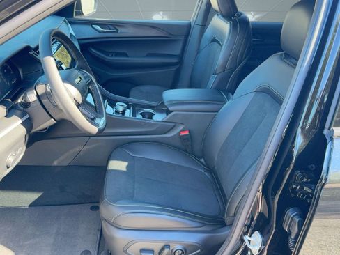 New 2025 Jeep Grand Cherokee Altitude image 4