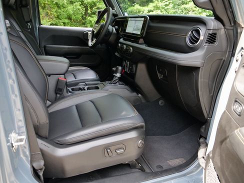 Used 2024 Jeep Wrangler Unlimited Sahara AWD/4WD image 39