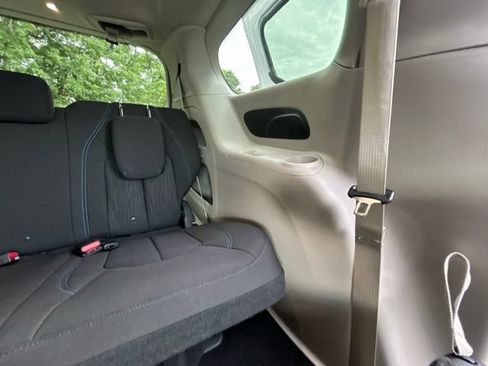 Used 2021 Chrysler Pacifica Touring FWD image 36