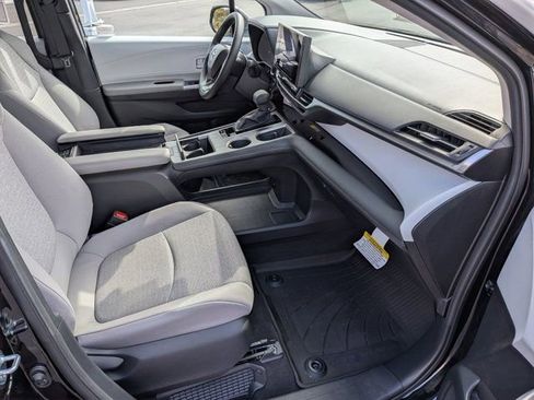 Used 2026 Toyota Sienna LE FWD image 5