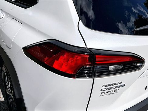 Used 2023 Toyota Corolla Cross XLE w/ Convenience Package FWD image 20