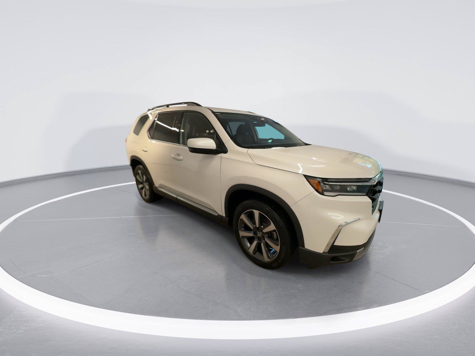 Used 2025 Honda Pilot Touring image 2