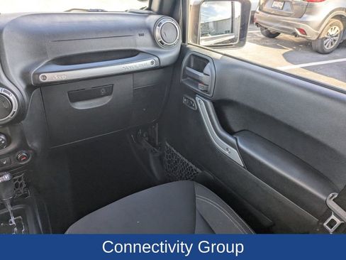 Used 2017 Jeep Wrangler Unlimited Rubicon w/ Connectivity Group image 17