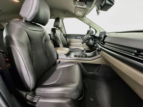 Used 2025 Kia Carnival FWD image 30