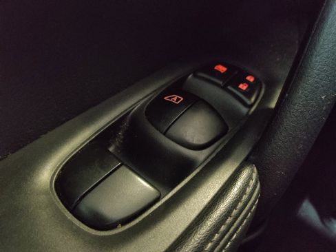 Used 2020 Nissan Rogue S FWD image 27