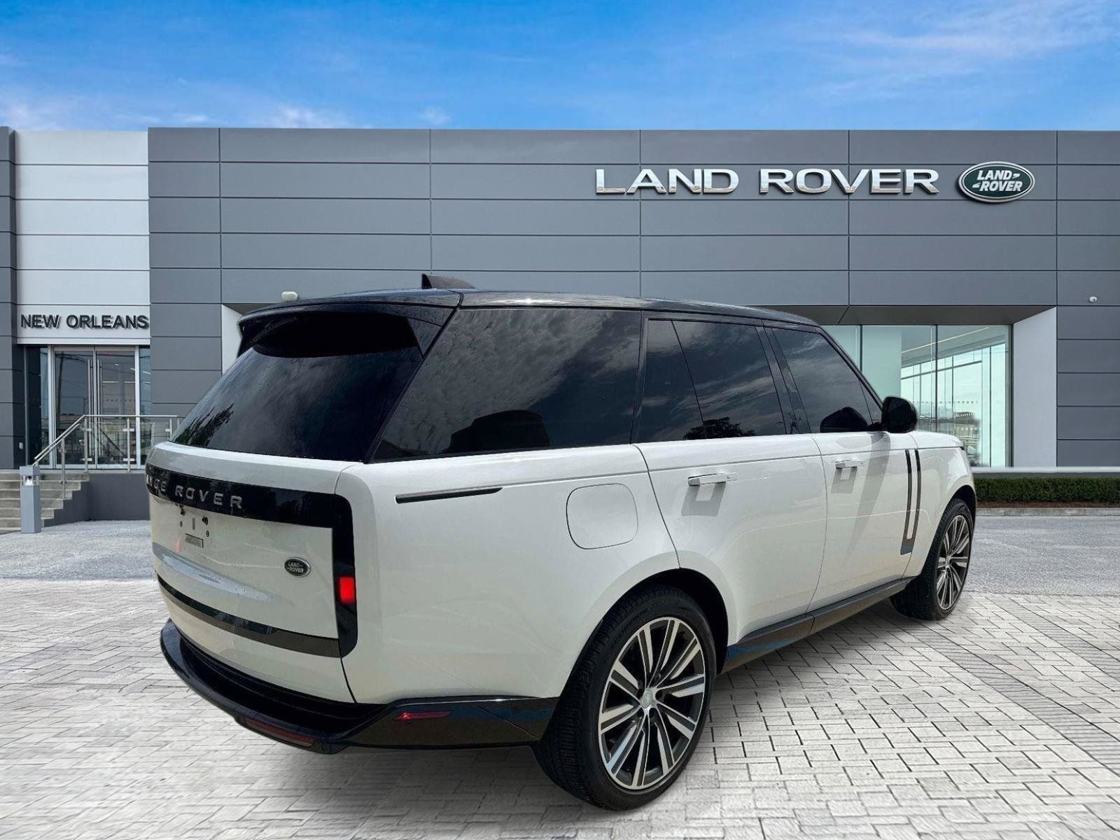 Used 2023 Land Rover Range Rover SE AWD/4WD image 3