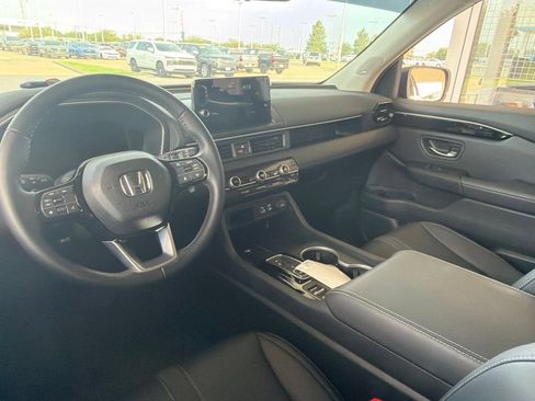 Used 2024 Honda Pilot Touring image 7