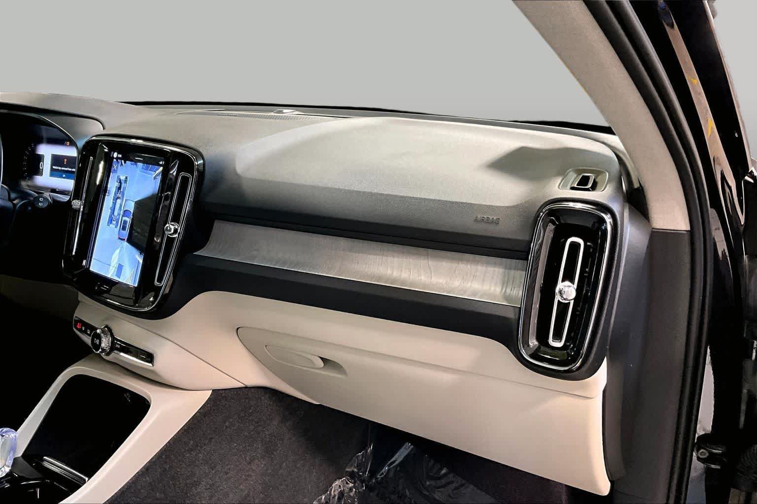 Certified 2024 Volvo XC40 B5 Plus w/ Climate Package AWD/4WD image 18