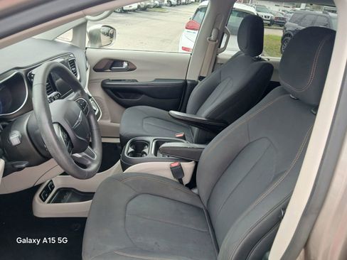 Used 2018 Chrysler Pacifica Touring Plus w/ Tire & Wheel Group FWD image 9