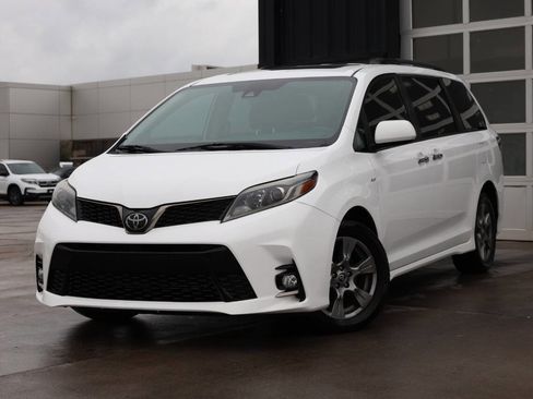 Used 2019 Toyota Sienna SE image 3