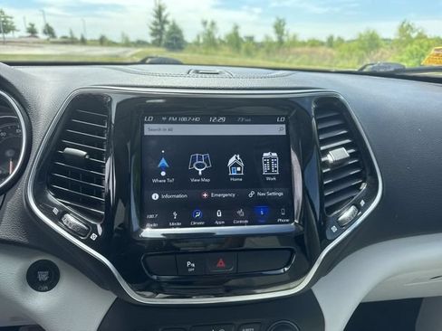 Used 2019 Jeep Cherokee Limited w/ Luxury Group FWD image 15
