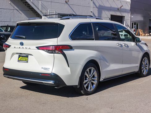 Used 2021 Toyota Sienna Platinum image 6