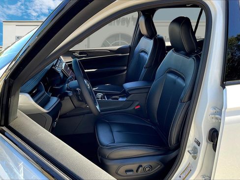 New 2025 Jeep Grand Cherokee Limited w/ Black Appearance Package image 9