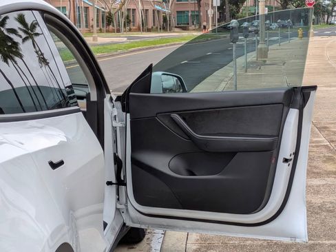 Used 2022 Tesla Model Y Performance image 11