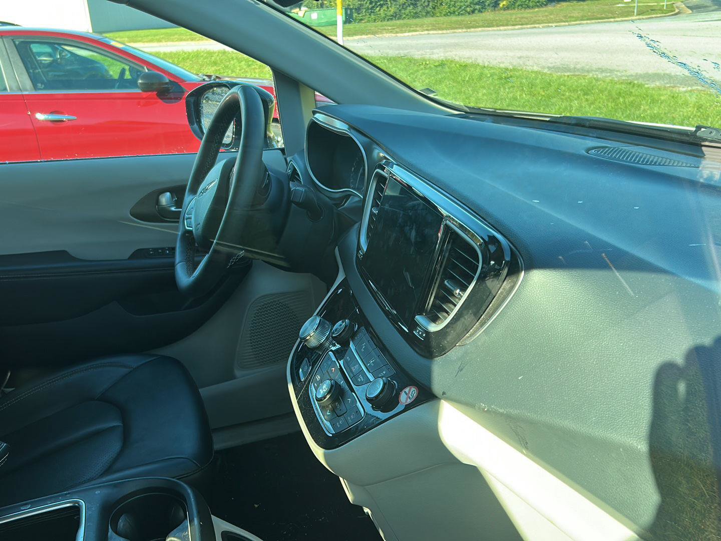 Used 2024 Chrysler Pacifica Touring-L FWD image 11