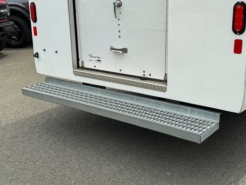Used 2023 Ford E-Transit RWD image 17