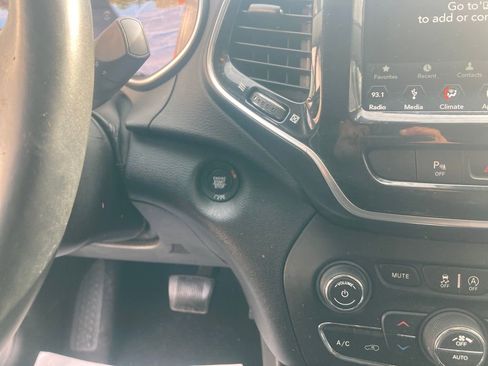 Used 2019 Jeep Cherokee Limited image 21