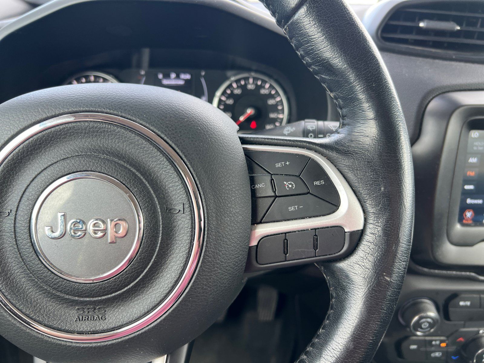 Used 2018 Jeep Renegade Latitude w/ Cold Weather Group AWD/4WD image 28