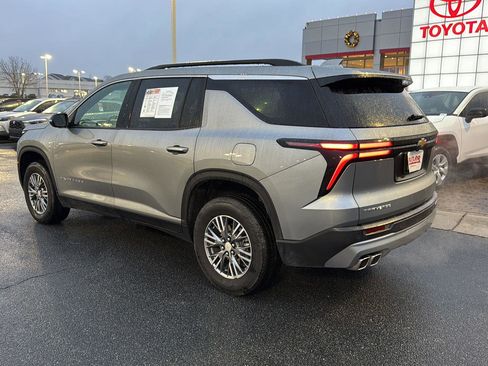 Used 2025 Chevrolet Traverse LT image 3