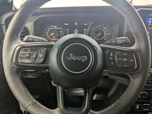 Used 2025 Jeep Gladiator Mojave AWD/4WD image 13