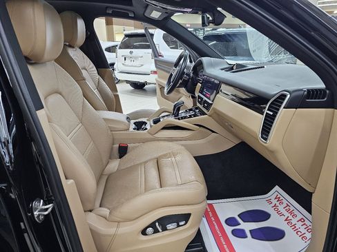 Used 2020 Porsche Cayenne image 22