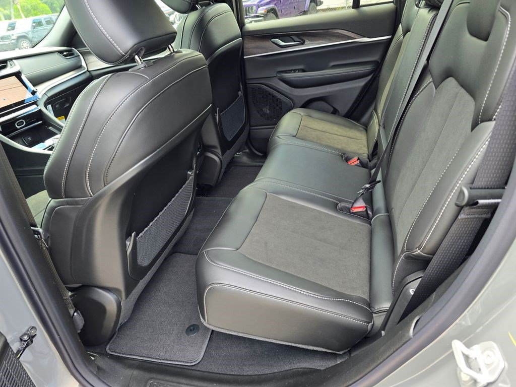 New 2027 Jeep Grand Cherokee Altitude RWD image 30