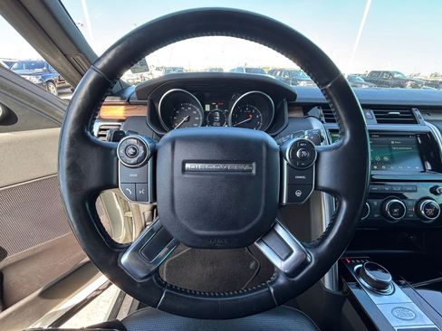 Used 2017 Land Rover Discovery HSE image 17