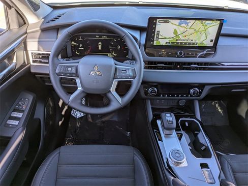 New 2026 Mitsubishi Outlander SE image 17