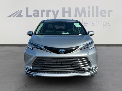 Used 2023 Toyota Sienna Limited image 8