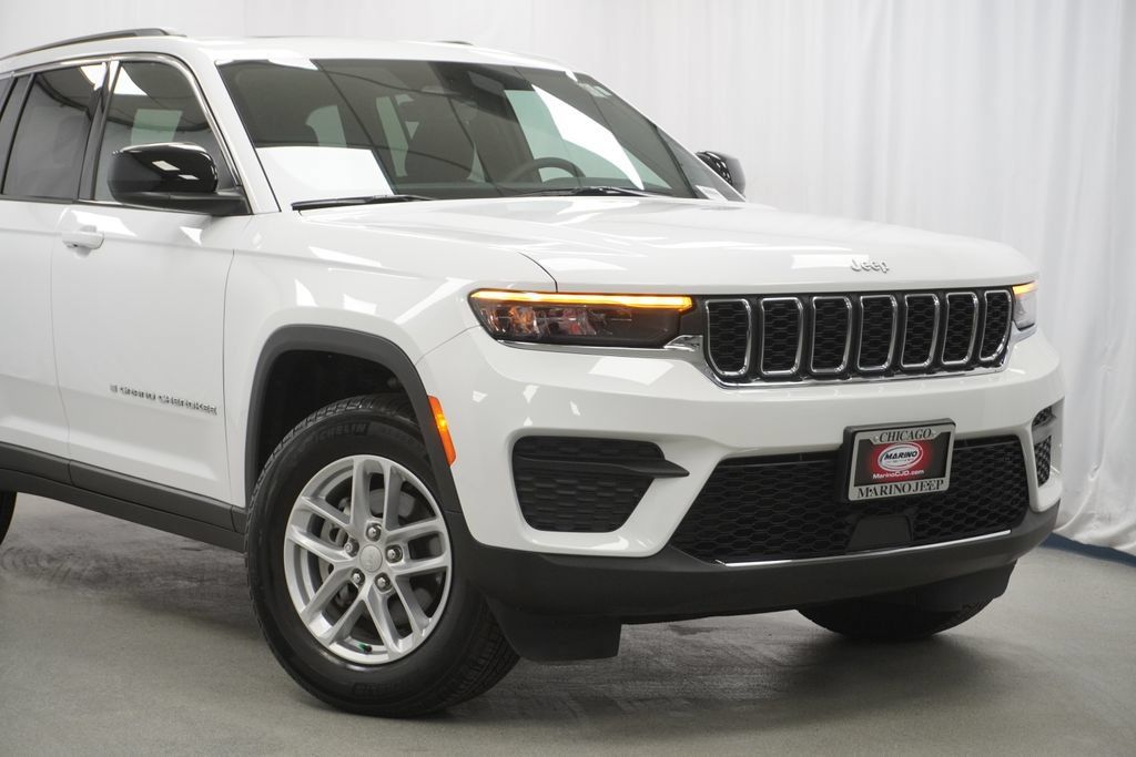 Certified 2025 Jeep Grand Cherokee Laredo X AWD/4WD image 8