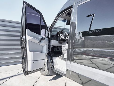 Used 2018 Mercedes-Benz Sprinter 2500 image 24