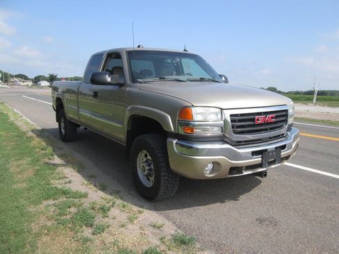 Used 2004 GMC Sierra 2500 SLT w/ Snow Plow Prep Package AWD/4WD image 9