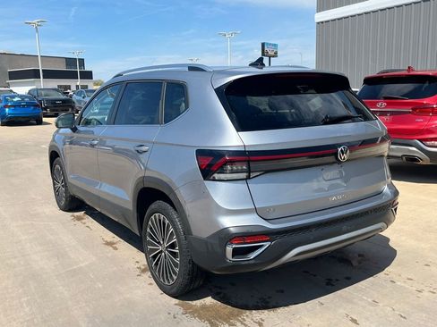 Used 2025 Volkswagen Taos SE image 2