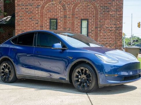 Used 2023 Tesla Model Y AWD image 3