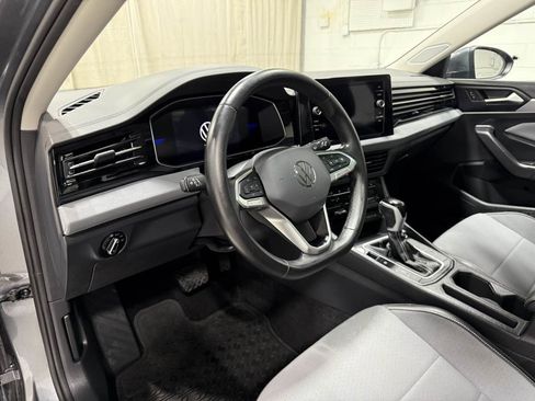 Used 2025 Volkswagen Jetta SE w/ Sunroof Package image 10