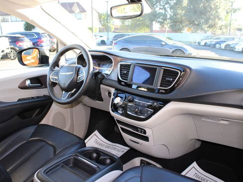 Used 2020 Chrysler Voyager Lxi image 14