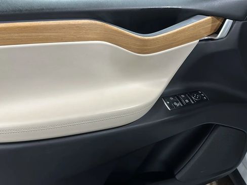 Used 2018 Tesla Model X 75D image 10