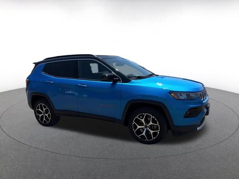 Used 2025 Jeep Compass Limited AWD/4WD image 2