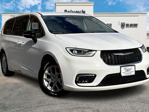 Certified 2024 Chrysler Pacifica Touring-L image 11