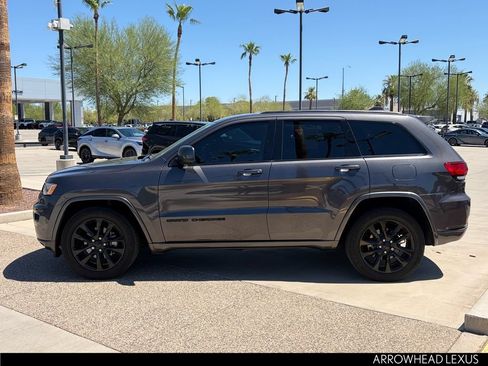 Used 2018 Jeep Grand Cherokee Altitude RWD image 3