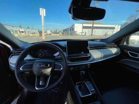 Used 2025 Jeep Compass Limited image 34