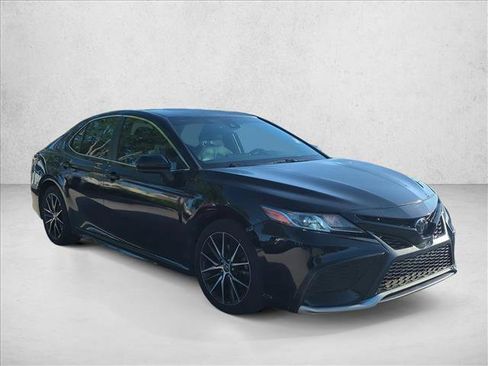 Used 2021 Toyota Camry SE FWD image 3