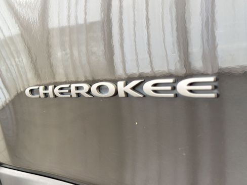 Used 2020 Jeep Cherokee Trailhawk w/ Cold Weather Group AWD/4WD image 34