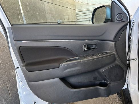 New 2025 Mitsubishi Outlander SE image 16