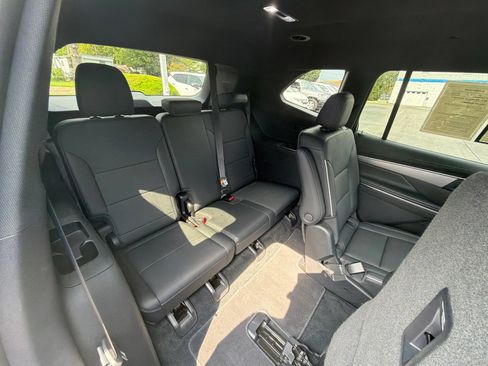 Certified 2025 Buick Enclave Preferred FWD image 27