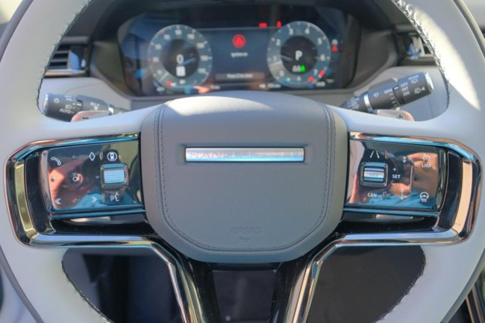 Used 2025 Land Rover Range Rover Velar Dynamic SE AWD/4WD image 26