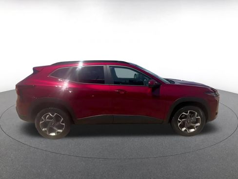 Used 2025 Chevrolet Trax LT w/ LT Convenience Package FWD image 16